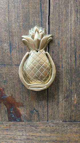 Vista 2 de Tropical Welcome – Aldaba de bronce con piña de Bali, un toque de elegancia tropical para la decoración de tu hogar