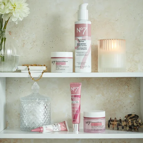 Vista 5 de No7 Restore & Renew Loción limpiadora de doble acción, limpiador facial y exfoliante con ácido alfa hidroxi, loción limpiadora removedor