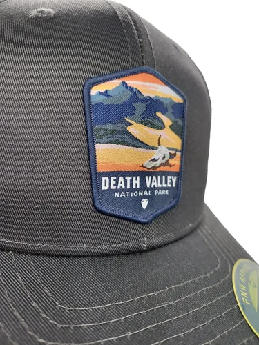 Vista 4 de Death Valley Trucker - Gorra de béisbol con parche tejido de parque nacional (grisnegro), GrisNegro