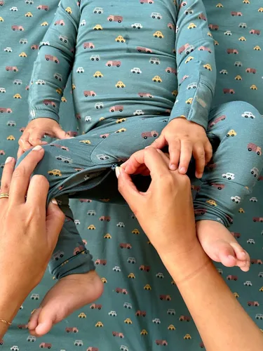 Vista 30 de GUNAMUNA Pijama unisex convertible ultrasuave para bebé, mameluco con cremallera para pañales, recién nacido a 24 meses