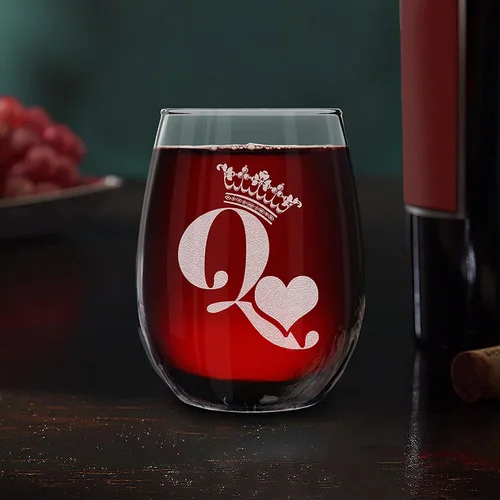 Vista 7 de shop4ever® King & Queen of Hearts - Juego de regalo para parejas, vaso de whisky grabado y copa de vino sin tallo, set de regalo para él y ella