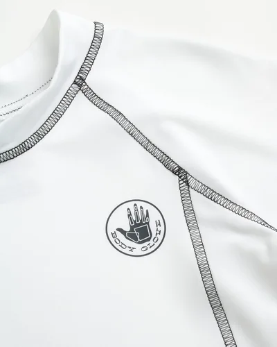 Vista 3 de Body Glove Camiseta de protección contra erupciones para niños pequeños, UPF 50+, secado rápido, protección solar y arena, traje de baño para bebés