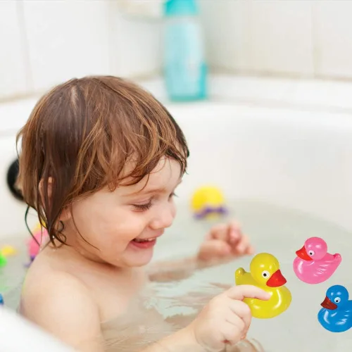 Vista 6 de ArtCreativity Juguetes flotantes de pato de plástico – Paquete de 12 – Juguetes duraderos para tina de agua para niños, suministros de fiesta