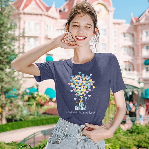 Vista 2 de Camisas mágicas para mujer, camisa Magic Kingdom, camiseta de manga corta con el lugar más feliz de la tierra, camiseta de vacaciones familiares