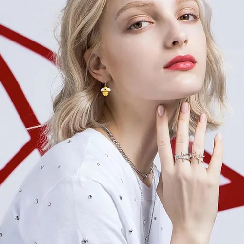 Vista 4 de 2 pares de aretes colgantes de panal con abeja, lindos insectos y pandas, aretes colgantes de resina de mariquita y panda para mujeres y niñas