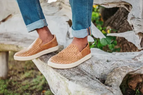 Vista 4 de OLUKAI Lae'ahi Lauhala - Zapatos de cuero tejido para hombre, versátiles tenis de cuero para uso diario, diseño fácil de poner, uso durante todo