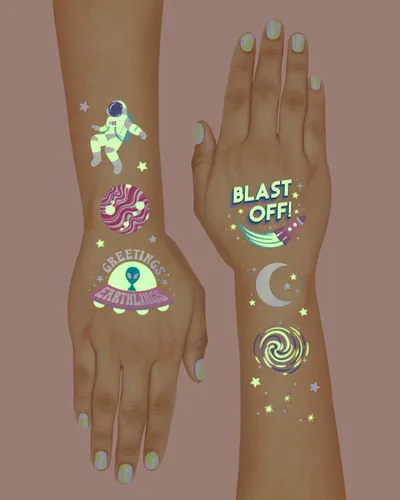 Vista 4 de xo, Fetti Space + Planets - Tatuajes temporales que brillan en la oscuridad para niños, 50 piezas, suministros de fiesta de cumpleaños