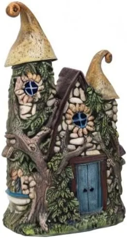 Vista 2 de Pacific Giftware Estatua de decoración de casa de jardín de hadas con luces LED, casa de campo de piedra encantada con puerta azul y agujas gemelas
