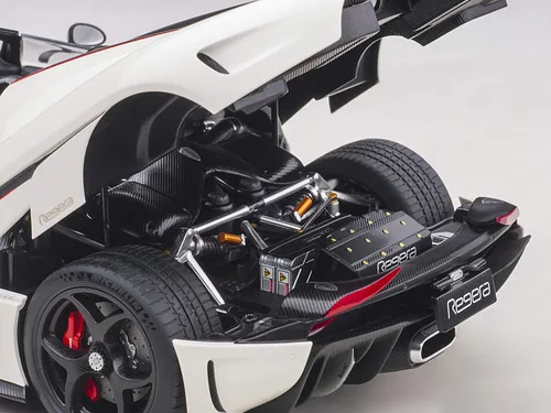 Vista 5 de Koenigsegg Regera 79027 - Coche modelo 1/18 blanco con carbón negro y rayas rojas