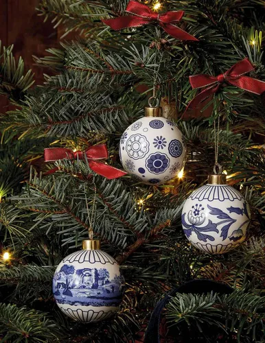 Vista 4 de Spode Bola de Navidad italiana azul, adorno de escena completa con diseño clásico de porcelana azul y blanca, decoración navideña coleccionable