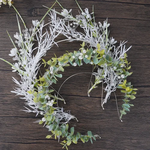 Vista 6 de MOSTORY Corona de halo hecha a mano para boda, diadema de flores de eucalipto para novia, bosque bosque, halo para baby shower, fiesta