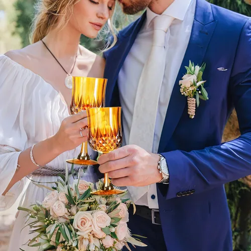 Vista 4 de XKXKKE 12 Piezas de Vasos de Vino de Plástico Ámbar, Vasos de Agua de Plástico para Fiestas, Vasos de Beber con Pie para Recepción de Boda