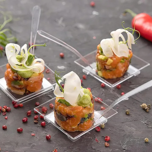 Vista 6 de Zezzxu 100 paquete de mini platos de postre con tenedores de degustación, 2.5 pulgadas pequeños platos cuadrados reutilizables de plástico