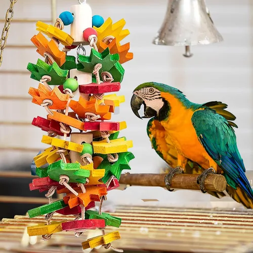 Vista 6 de Juguete masticable para pájaros grandes y pequeños, bloque de madera natural con diseño de hoja de arce multicolor, recorte de pico para cacatúas