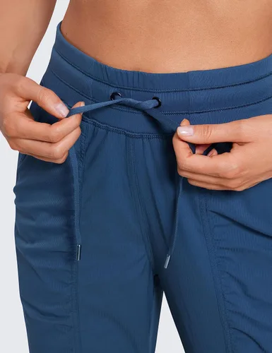 Vista 4 de CRZ YOGA Pantalones deportivos ligeros de entrenamiento para mujer, pantalones casuales de cintura alta para correr al aire libre con bolsillos