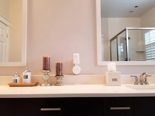 Vista 8 de Echo Dot Wall Mount El original Outlet Hanger Se adapta a Amazon Echo Dot 3ª generación Sin sonido amortiguado Parrilla de altavoces