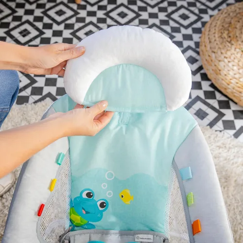Vista 9 de Baby Einstein Ocean Explorers Asiento Saltarín Musical para Bebés, Kick to It Neptune, Unisex, para Edades de 0-6 Meses hasta 20 libras