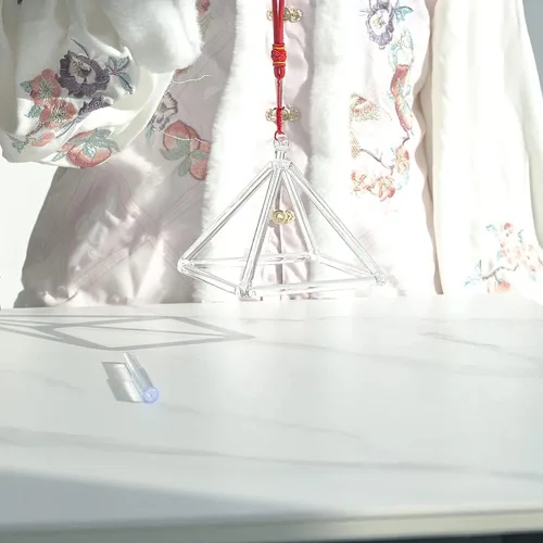 Vista 3 de Pirámide de cristal de cuarzo de 6 pulgadas con estuche de transporte Ezquisite, instrumento musical curativo para meditación de sanación de sonido