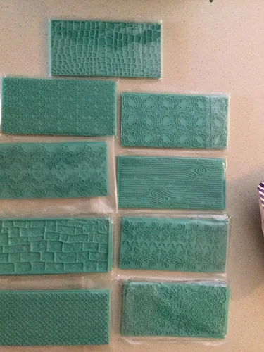 Vista 2 de Juego de 12+6 moldes de glaseado en relieve de plástico gratis Kits de madera ladrillo adoquín acolchado cuadrícula diamante diseños chocolate