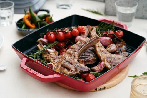 Vista 4 de Staub Dust 40511-685-0 Plancha rectangular con dos asas, 11.0 in, hierro fundido, rojo cereza