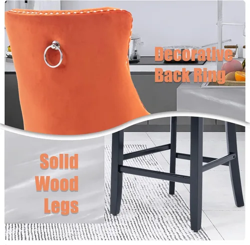 Vista 17 de SoarFlash Juego de 2 taburetes de bar tapizados de terciopelo moderno con patas de madera, botones acolchados, cabeza de clavo cromada, asiento