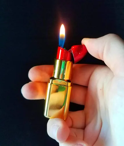 Vista 2 de Encendedor de butano en forma de lápiz labial, recargable para mujer, encendedor novedoso (azul)