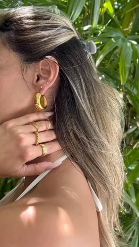Vista 5 de Aretes de aro gruesos de oro impermeables para mujer, no se deslustra, chapados en oro, hipoalergénicos, abiertos, aretes huecos ligeros Dorado