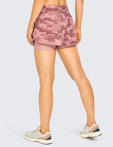 Vista 2 de CRZ YOGA Pantalones cortos de entrenamiento de cintura media para mujer con forro de 3 pulgadas - 2 en 1, pantalones cortos deportivos de tenis