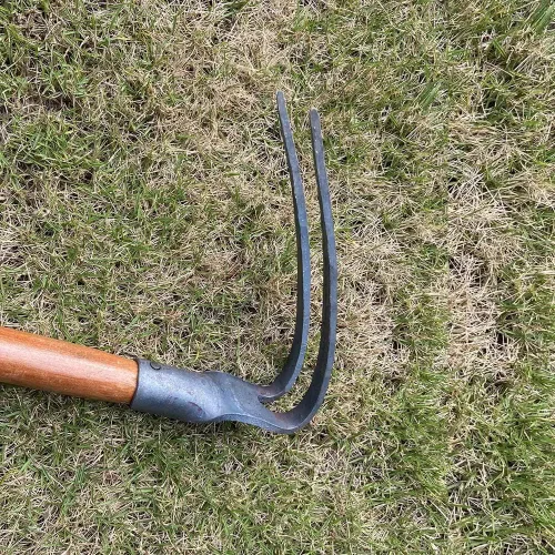 Vista 8 de Juego de 2 palillos de jardín de 19.6 pulgadas, juego de herramientas de azada de mano de 2 puntas, herramienta de jardín con mango de madera