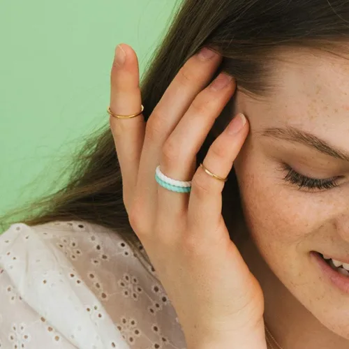 Vista 2 de Enso Rings Anillos de boda de silicona apilables, múltiples diseños para el uso diario, cómodos y flexibles