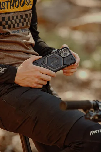 Vista 6 de URBAN ARMOR GEAR UAG - Funda diseñada para iPhone 14 Plus de fibra de carbono de 6.7 pulgadas, imán integrado compatible con carga MagSafe