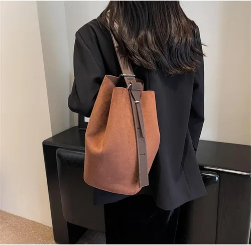 Vista 2 de Bolso de cubo vintage de gamuza marrón - Bolso de mano de tendencia otoñal con bolsa desmontable, bolso de hombro para mujer y bolso de trabajo