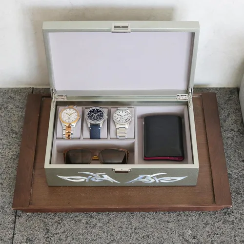 Vista 2 de MADDesign Mother of Pearl Caja de reloj, organizador de joyas, almacenamiento diario, diseño tribal de dragón (plata metálica)