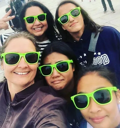 Vista 4 de SUNOVELTIES Paquete de 12 lentes de sol de colores neón clásicos retro para fiestas, unisex para adultos