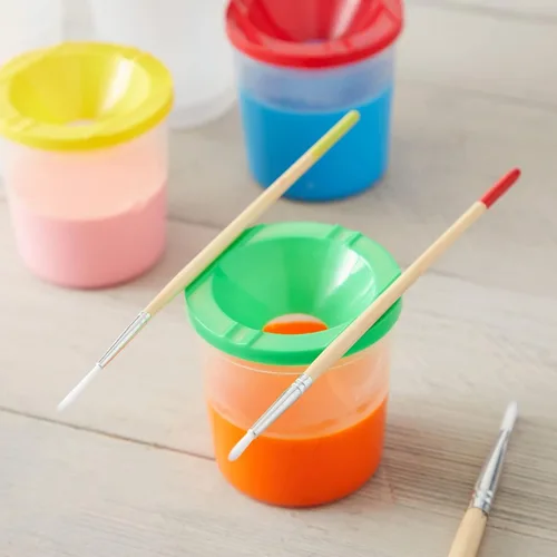 Vista 2 de Juvale Paquete de 12 vasos de pintura antiderrames con tapas para niños, suministros de arte y manualidades para aulas (4 colores, 3 x 3 pulgadas)