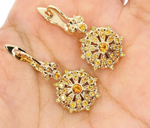 Vista 2 de ETHNIQ Felicia Collection - Aretes colgantes para mujer, diseño floral, chapados en oro amarillo de 22 quilates, adornados con circonita cúbica