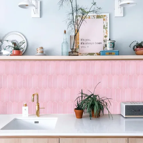Vista 4 de Protector contra salpicaduras de color rosa, azulejos autoadhesivos de plumas para pared, apto para inquilinos, para cocina, baño, lavandería