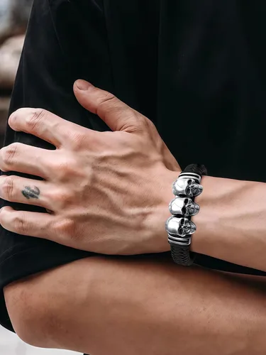 Vista 4 de Pulseras de cuero trenzado de calavera gótica para hombres y mujeres, acero inoxidable 316L, chapado en oro de 18 quilates, pulsera de cuero tejida