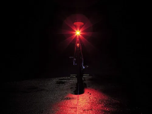 Vista 2 de Topeak RedLite Aura - Luz trasera para bicicleta, color rojo, 5.5 x 4 x 2.2 cm / 2.2" x 1.6" x 0.9" (luz) luces traseras para bicicleta