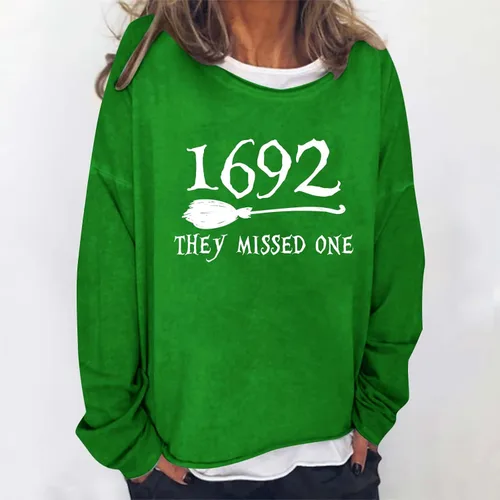 Vista 2 de 1692 They Missed One, sudadera de Halloween para mujer, ajuste holgado, cuello redondo, manga larga, sudadera ligera