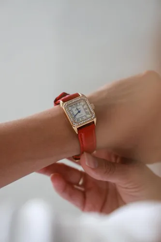 Vista 6 de Peugeot Reloj de mujer chapado en oro de 14 quilates con bisel de cristal con número romano con banda de cuero rojo 3052RD