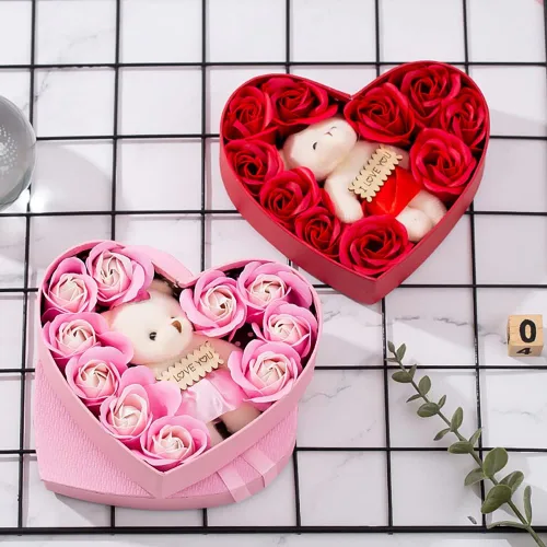 Vista 5 de Surakey Caja de regalo de rosas románticas con bonito oso de peluche y etiqueta I Love You en forma de corazón, pétalo de cuerpo de baño perfumado