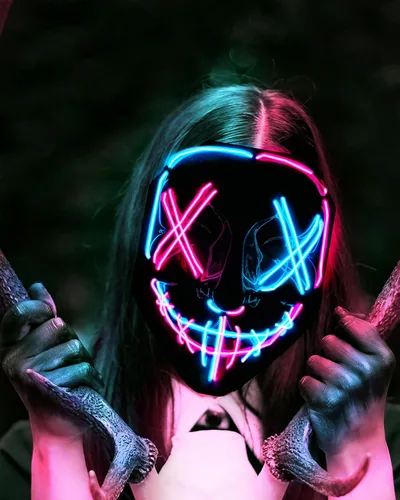 Vista 5 de Paquete de 2 máscaras de La Purga de Halloween con luz LED para adultos, disfraces y fiestas (azul rosa, azul y morado)