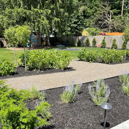 Vista 7 de Edge Right - Borde de acero para jardines con martillo - Tiras de 48" - Profundidad de 6" con parte superior redondeada de 1/4" de acero COR-Ten