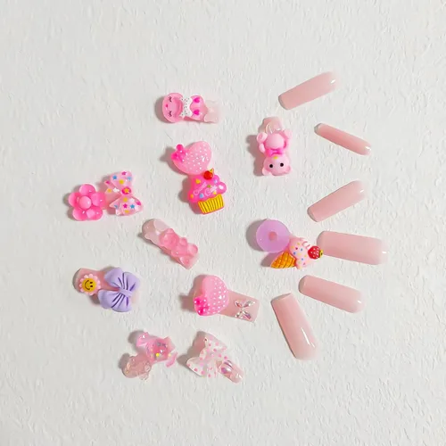 Vista 3 de Uñas postizas largas a presión cuadradas con dijes, uñas acrílicas color rosa nude, lindos diseños de dijes de oso de corazón, uñas con pegamento