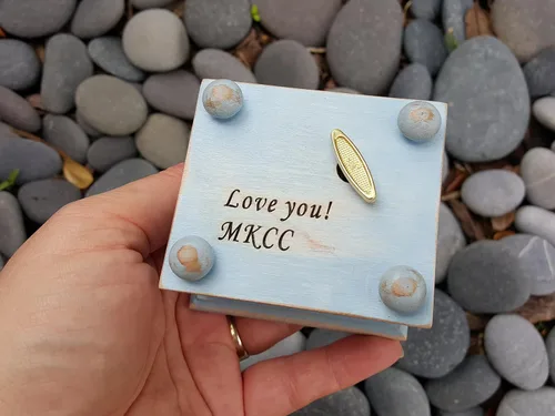 Vista 3 de Custom made music box with butterfly and your choice of name on the top, personalizing option to the bottom side, with your choice of color and