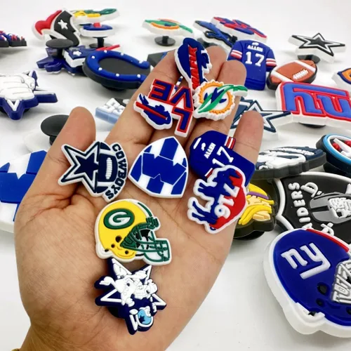 Vista 2 de Mxydulu 34 piezas de accesorios de decoración de zapatos de fútbol deportivo, pines de equipo de rugby para zuecos, accesorios de PVC para pulseras