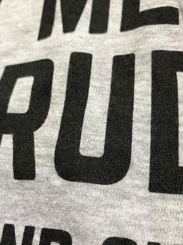 Vista 4 de Bebiendo para tres Divertida camiseta de broma de anuncio de embarazo para papá nuevo