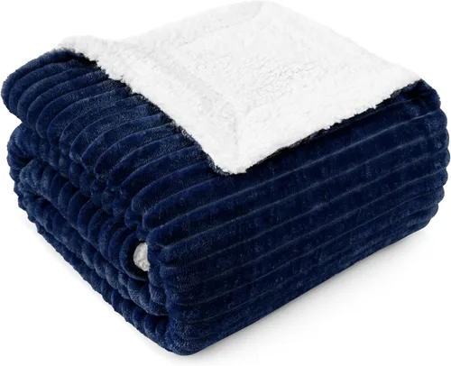 Vista 14 de PAVILIA Manta negra de forro polar Sherpa para sofá, manta suave y mullida, manta Sherpa de franela esponjosa para sofá, cálida manta de invierno