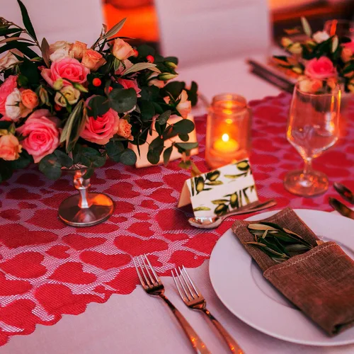Vista 2 de Boao Camino de mesa de encaje con corazón de San Valentín bordado rojo corazón para decoración de mesa de boda, propuesta de velas, cena